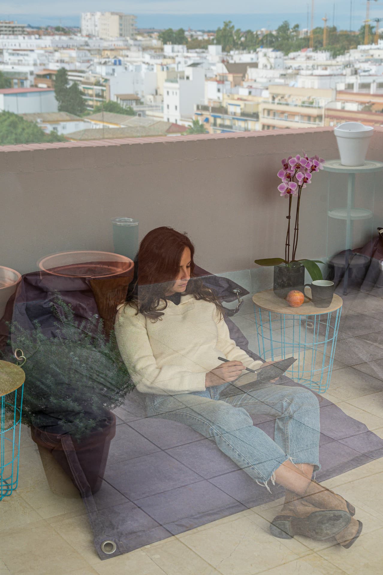 Estudiante trabajando con una tablet en la terraza de espacio_RES en Sevilla
