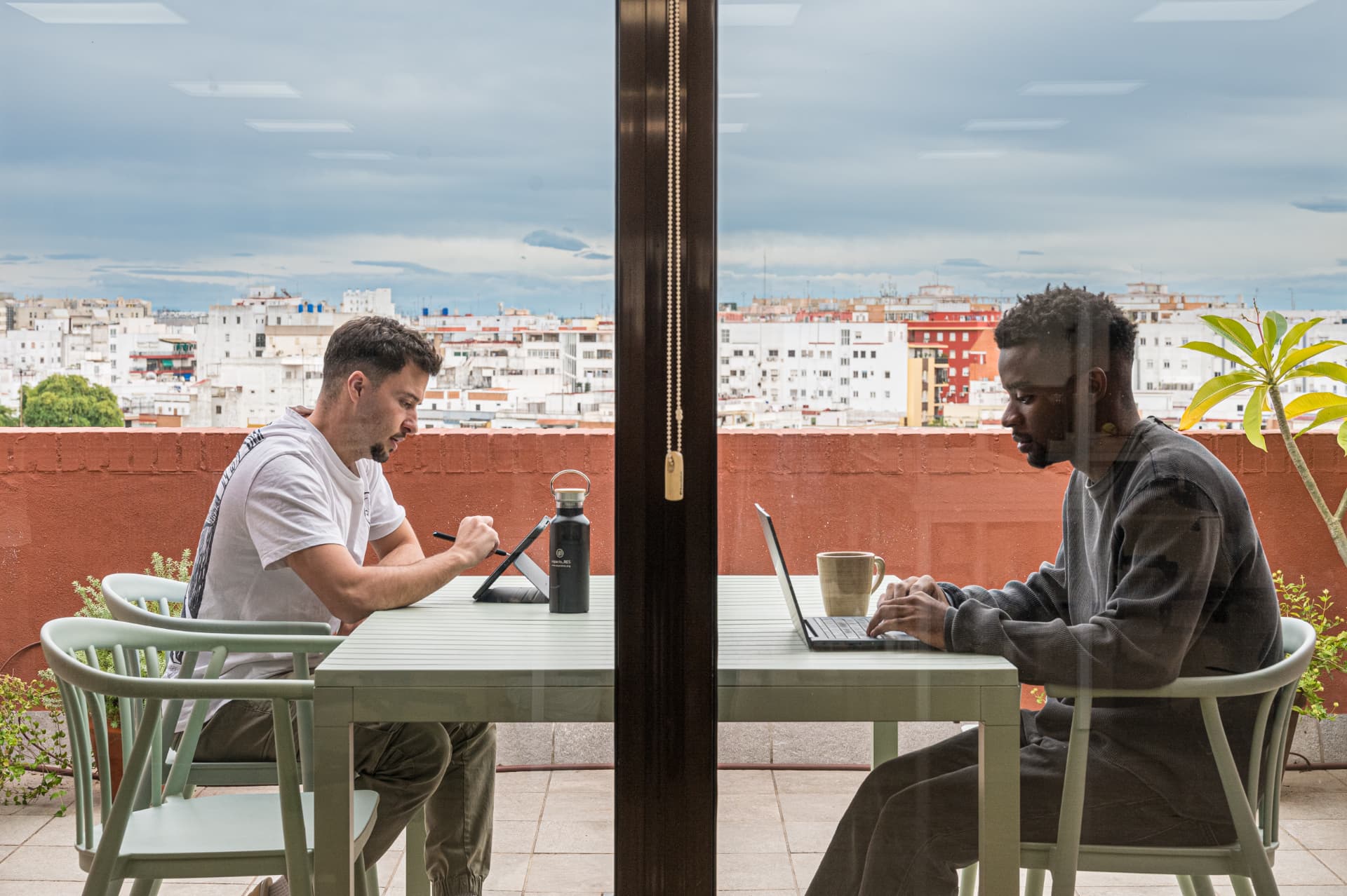 Dos personas trabajando en sus proyectos en la terraza de espacio_RES