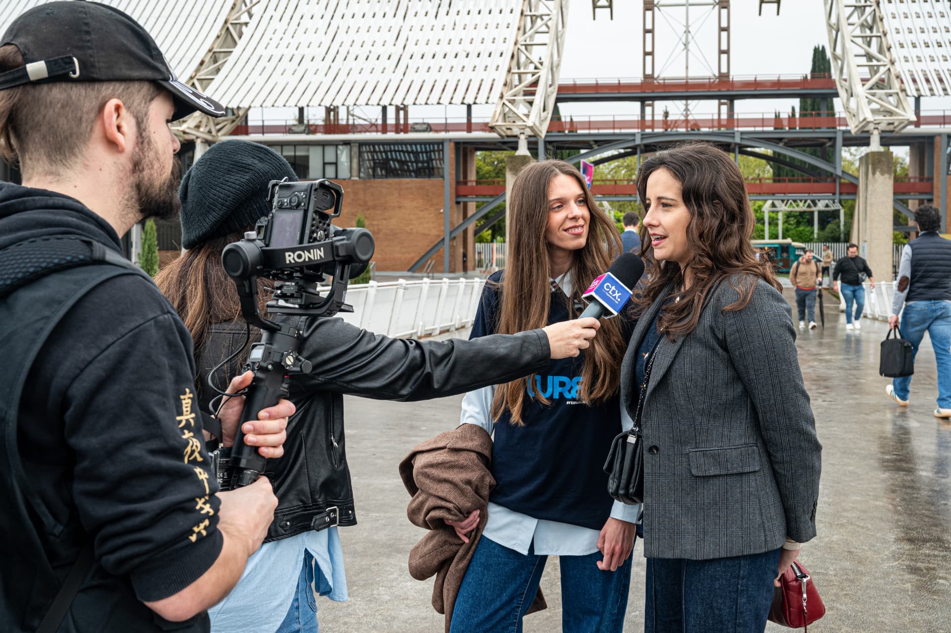 Entrevista a una participante frente a una cámara de vídeo